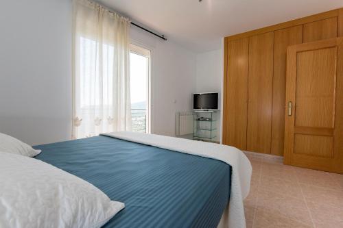 - une chambre avec un grand lit et une fenêtre dans l'établissement Arabella 10, à Peñíscola