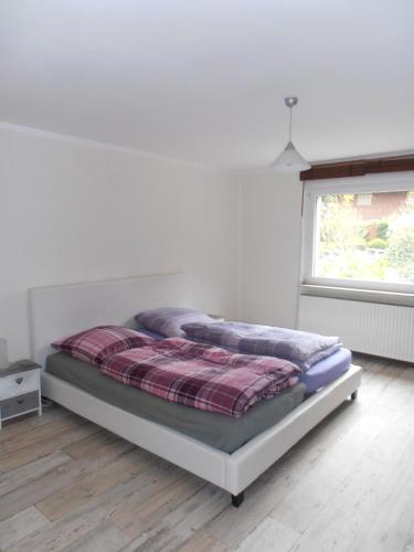 ein Bett mit zwei Kissen auf einem Zimmer in der Unterkunft Hohensteinblick in Hessisch Oldendorf