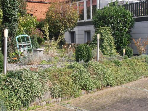 einen Garten vor einem Gebäude in der Unterkunft Hohensteinblick in Hessisch Oldendorf