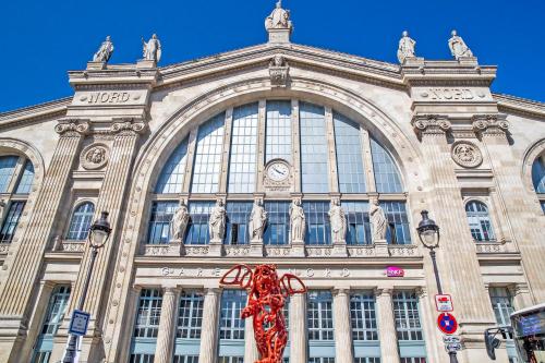 a large building with a statue in front of it at Hôtel Hor Europe in Paris