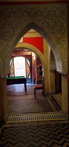 an archway in a room with a table at Dar Ayour appartements in Essaouira