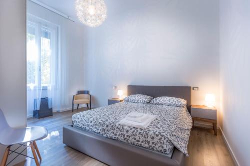 ein Schlafzimmer mit einem Bett mit zwei Handtüchern darauf in der Unterkunft Udine Centre Stylish Apartment in Udine