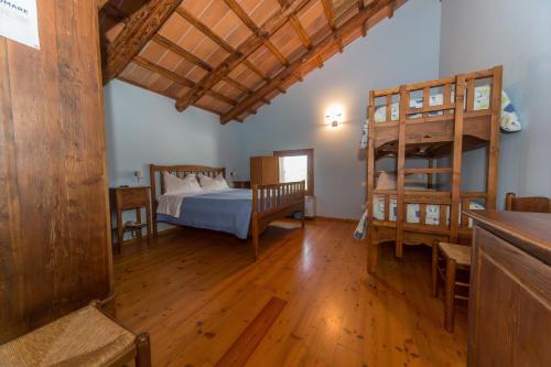 מיטה או מיטות קומותיים בחדר ב-Agriturismo Cjasal di Pition