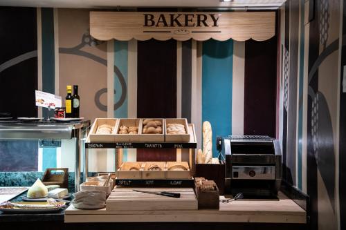 une boulangerie avec du pain exposé sur une étagère dans l'établissement Catalonia Eixample 1864, à Barcelone