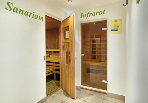 a room with an entrance to a kitchen with a door at Hotel Lindenhof in Kellberg