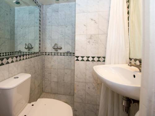 ein Bad mit einem WC und einem Waschbecken in der Unterkunft Rembrandtplein Hotel in Amsterdam