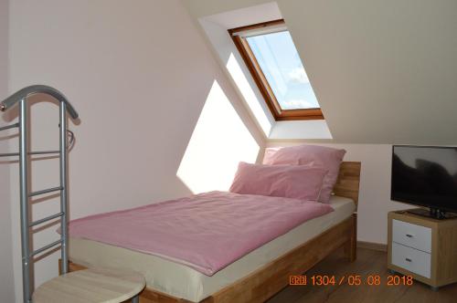 コトブスにあるFerienhaus Sonneの小さなベッドルーム(ベッド1台、テレビ付)