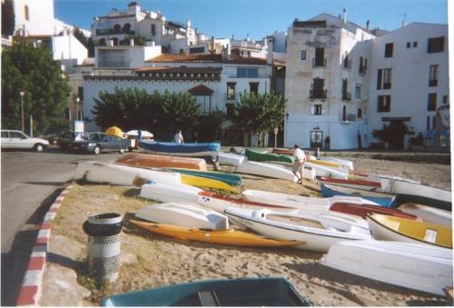 カダケスにあるCasas del Marの海岸にたくさんのボートが座っている