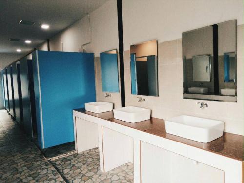 Kylpyhuone majoituspaikassa Seahorse Lipe Hostel