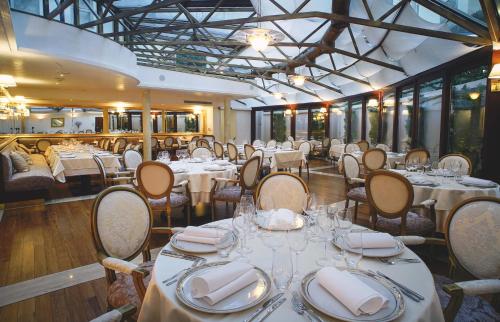 Reštaurácia alebo iné gastronomické zariadenie v ubytovaní Hotel Le Premier