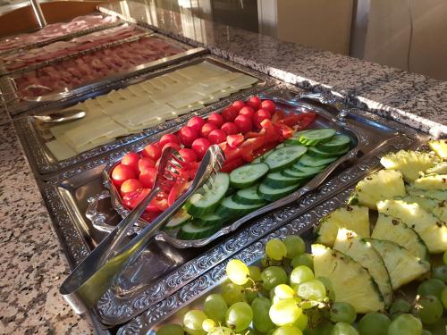 Hotel Zur Engelsburg في Hausen-Wied: بوفيه مليء بمختلف انواع الفواكه والخضار