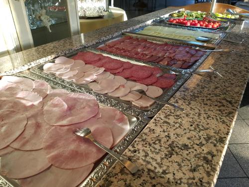 Hotel Zur Engelsburg في Hausen-Wied: بوفيه من انواع الاكل على كاونتر