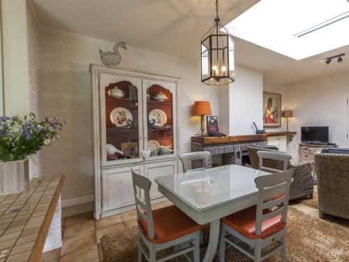 uma sala de jantar com uma mesa e um armário de louça em Modern Holiday Home in Zingem with Garden em Zingem