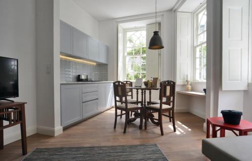 a kitchen with a table and chairs in a room at Spot Apartments Casa Januario in Porto