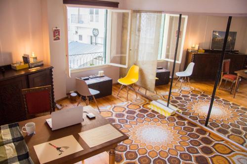 イラクリオン・タウンにあるArtistic Getaway Home - Super Centralのリビングルーム(テーブル、椅子、ノートパソコン付)