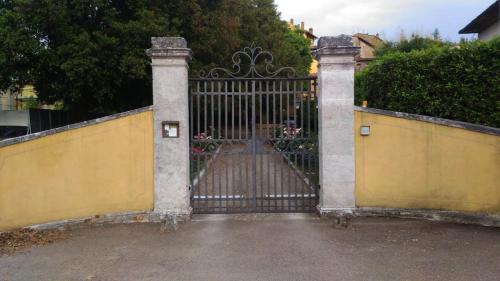 an entrance to a yellow gate in a driveway at Il Tasso in Pietraviva