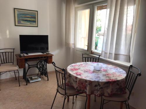 Apartments Mirna with parking