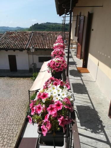 a row of pink and white flowers on a roof at Raviola e Tajarin in Verduno