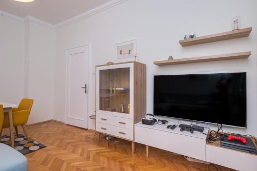 un soggiorno con una grande TV a schermo piatto di Designer & Luxurious, Business, One Bedroom Apartment in Top Central Sofia a Sofia