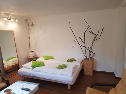 een slaapkamer met 2 bedden met groene kussens erop bij Zvezdica in Ljubljana