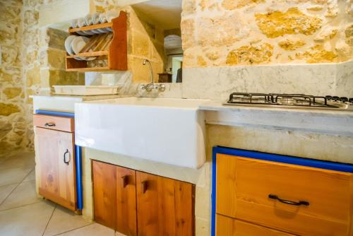 A kitchen or kitchenette at "Steves Villas" Villa ta Rosi