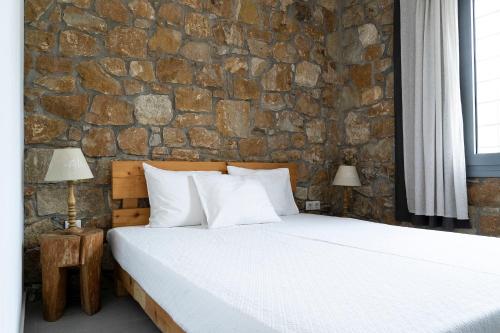 アギオス・ニコラオスにあるThe Ideal Secluded Retreatの石造りの壁のドミトリールーム(ベッド1台)