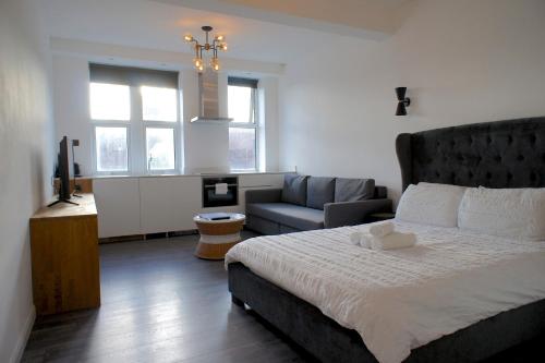 1 dormitorio con 1 cama, 1 sofá y 1 silla en Shoreditch Place en Londres