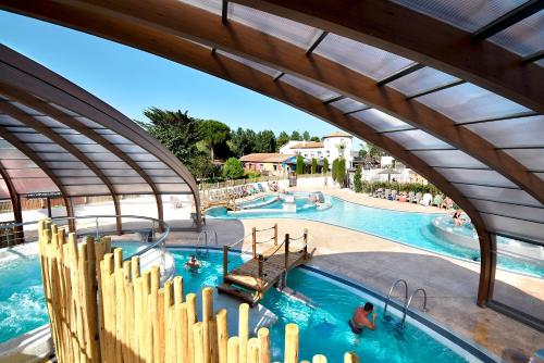 uma vista superior de uma piscina num resort em CAMPING & SPA CAP SOLEIL em Vias