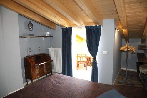 una camera da letto con tende blu e soffitto in legno di Juliet's nest in Verona a Verona