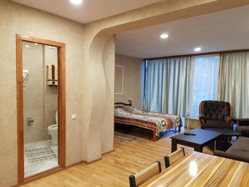 塞凡Jrahars Resort的酒店客房设有一间卧室和一间客厅。