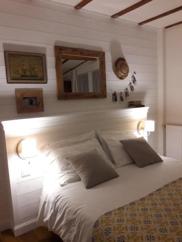 Ένα ή περισσότερα κρεβάτια σε δωμάτιο στο Les Chambres De La Loge