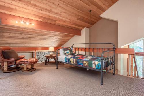 1 dormitorio con cama y techo de madera en Snowcreek 598, en Mammoth Lakes