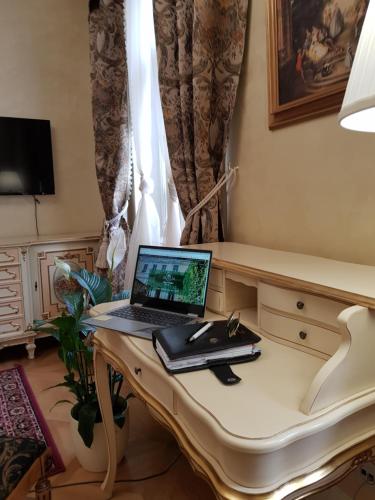 laptop stojący na biurku w pokoju w obiekcie Villa Vodicka w Pieszczanach