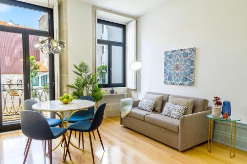 a living room with a couch and a table and chairs at Formosa 168 by Guestify in Porto