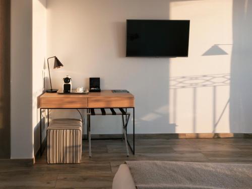 a desk with a television on a wall at Hotel Boutique Balandret in Valencia