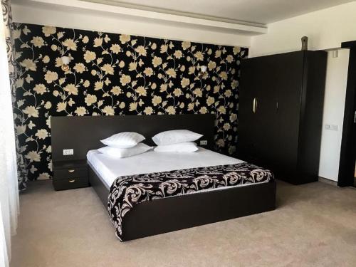 ママイア・ノルドにあるGeaniの黒と白の模様の壁のベッドルーム1室