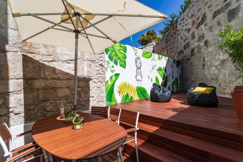 - une terrasse avec 2 tables et un parasol dans l'établissement Janika's Patio, à Porto
