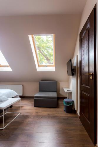 a bedroom with a bed and a window at Csöpi Panzió in Tihany