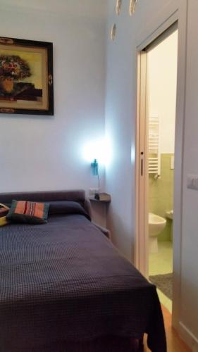 1 dormitorio con 1 cama y baño con aseo en Alloggio Turistico via dei Faggi - Room en Roma