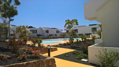 Villaverde的住宿－Casa Skadi，享有度假村游泳池的景致