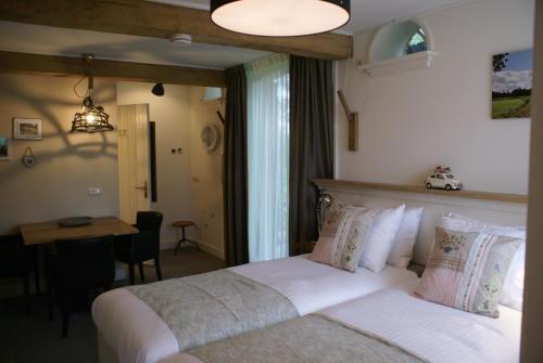 Кровать или кровати в номере Bakhuis Bij Hoestinkhof