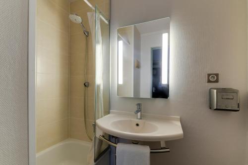ナントにあるB&B HOTEL Nantes Parc Expos La Beaujoireのバスルーム(シンク、シャワー、鏡付)