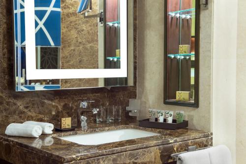  Gulf Court Hotel Business Bay -  Room  picture :   Tea/Coffee maker    Minibar    Shower                           