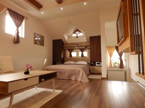 een slaapkamer met een bed en een tafel bij Studio apartman Lakasa in Rakovica