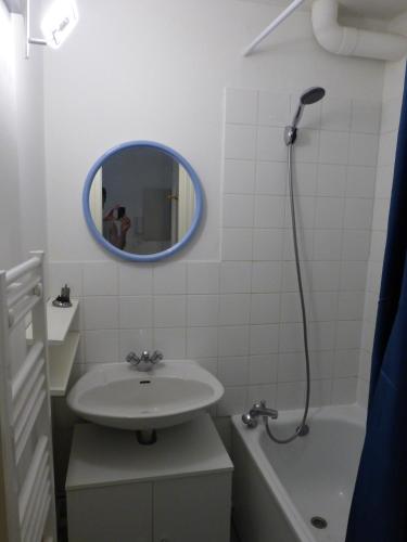 W łazience znajduje się umywalka, lustro i wanna. w obiekcie Les Galets w mieście Dieppe