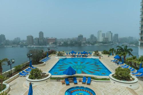 En udsigt til poolen hos Grand Nile Tower eller i nærheden