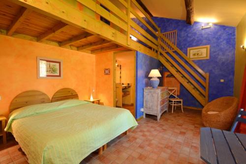 een slaapkamer met een bed en een blauwe muur bij La Tuilière en Luberon in Cadenet