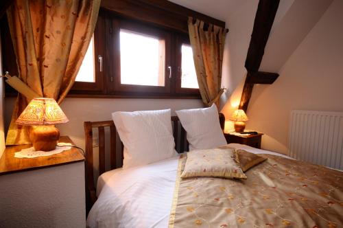Кровать или кровати в номере La Cour du Bailli Suites & Spa