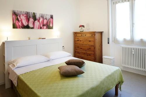 een slaapkamer met een bed met 2 kussens erop bij Appartamento La Vista by Holiday Solutions in Como