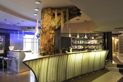 The lounge or bar area at Art Hotel Boston